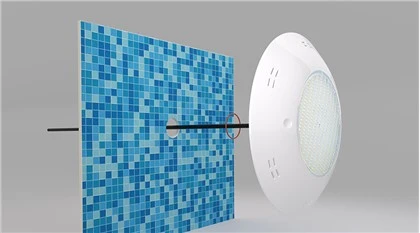 Instalação de luz para piscina de fibra de vidro montada na parede